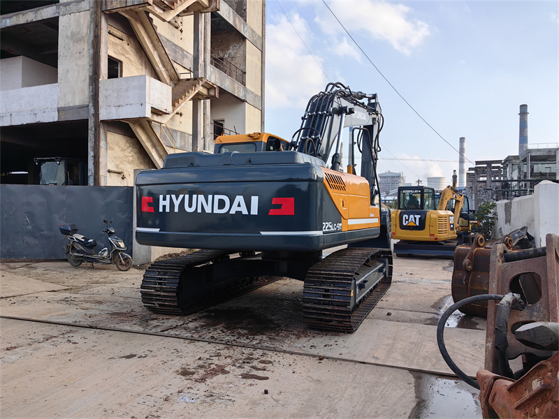 hyundai 225LC-9 excavator