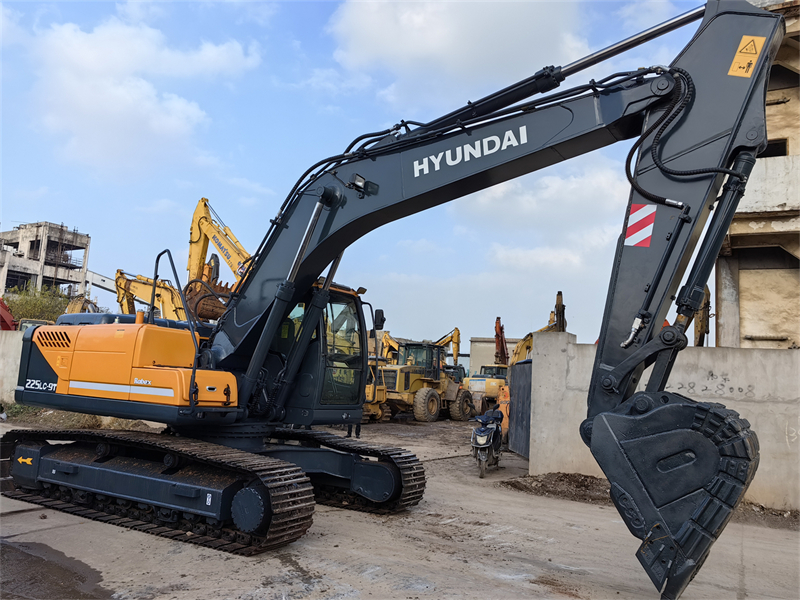 hyundai 225LC-9 excavator