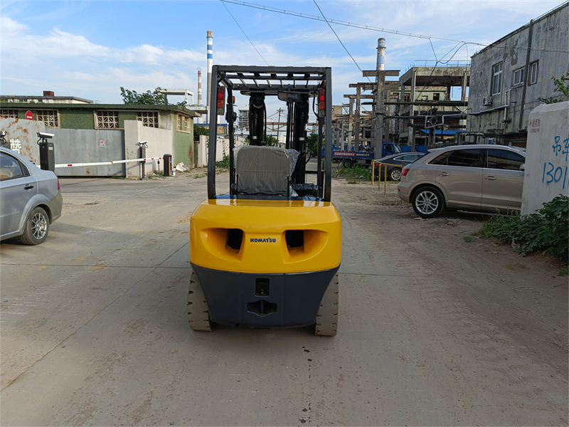 Komatsu fd30 3ton forklift with 3 stage 4.5m lifting