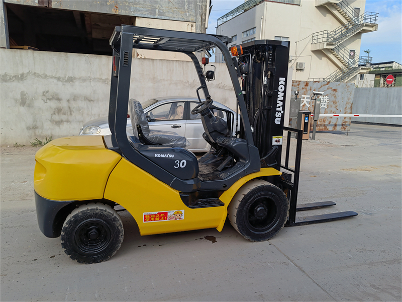 Komatsu fd30 3ton forklift with 3 stage 4.5m lifting