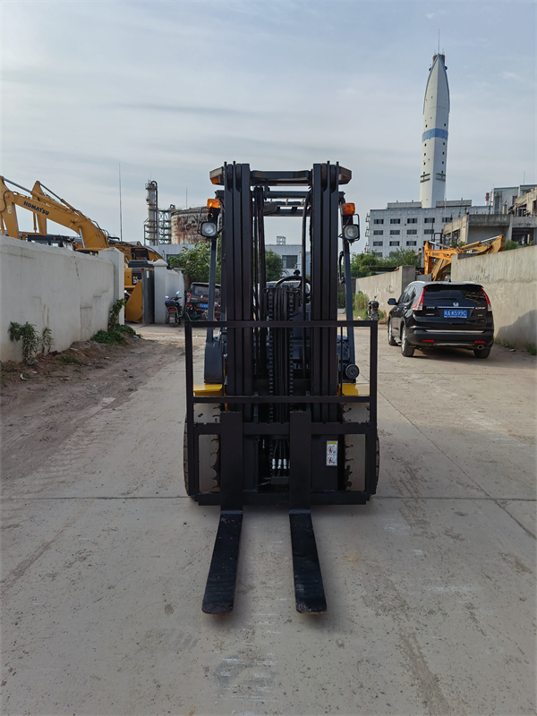 Komatsu fd30 3ton forklift with 3 stage 4.5m lifting