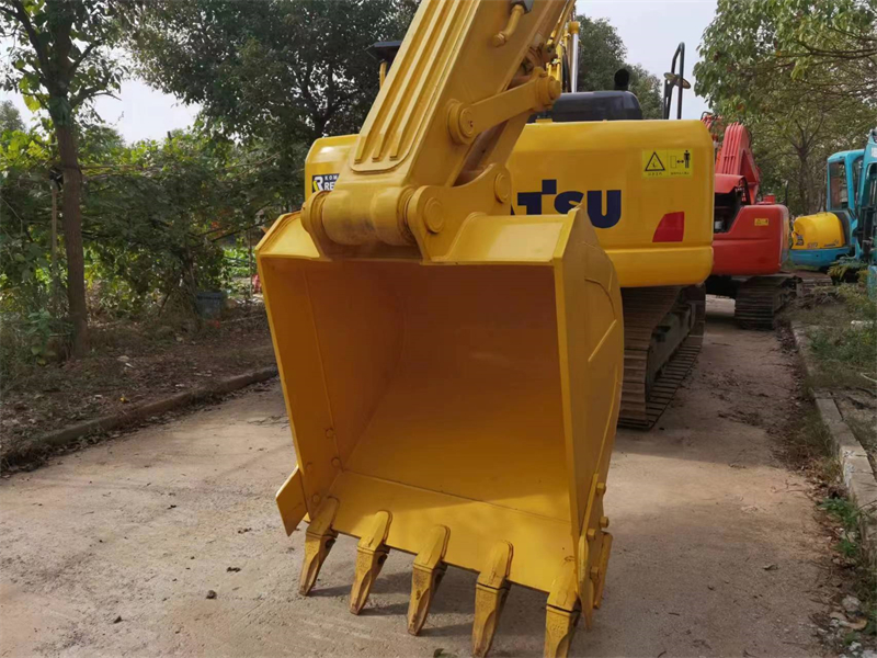 Komatsu PC200-8 excavator