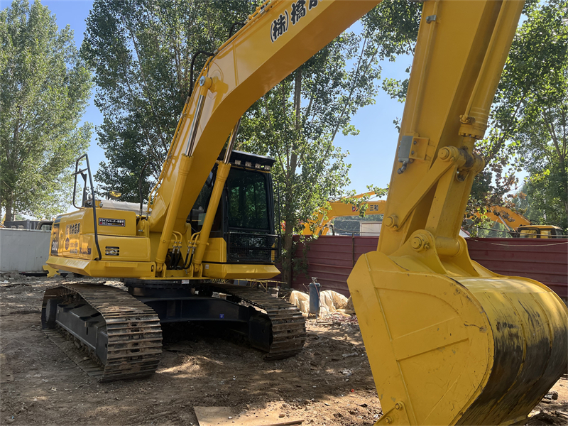 Komatsu PC200-8 Excavator