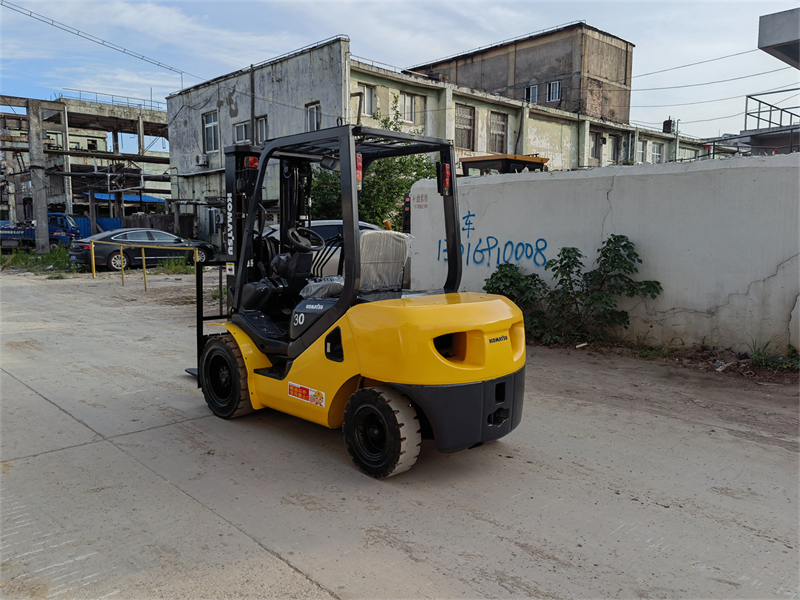 Komatsu fd30 3ton forklift with 3 stage 4.5m lifting