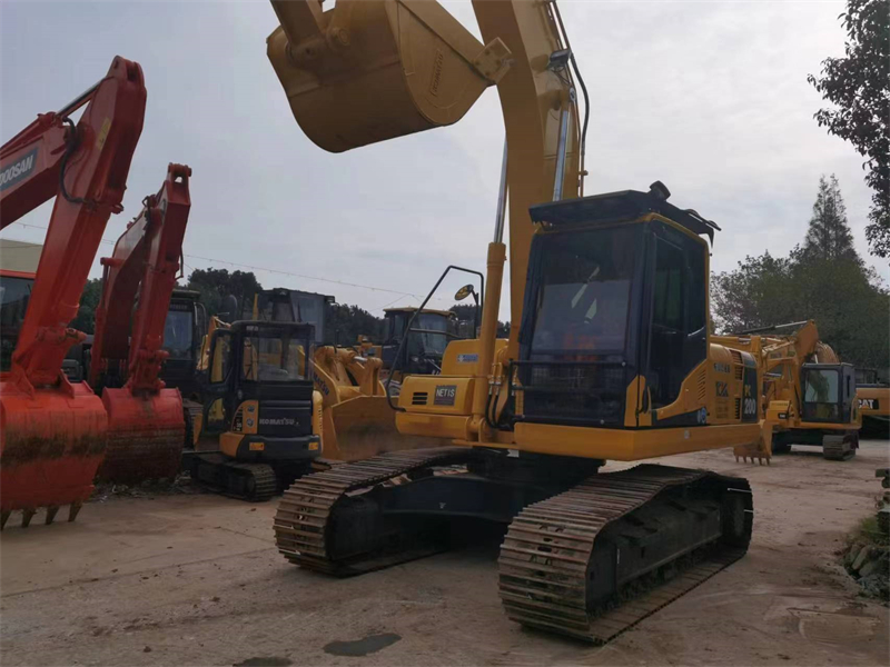 Komatsu PC200-8 excavator