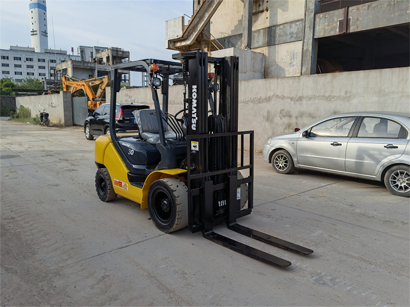 Komatsu fd30 3ton forklift with 3 stage 4.5m lifting