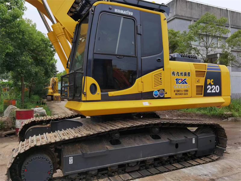 Komatsu PC220-8 excavator