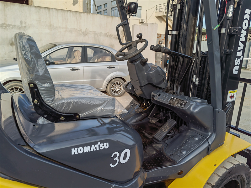 Komatsu fd30 3ton forklift with 3 stage 4.5m lifting