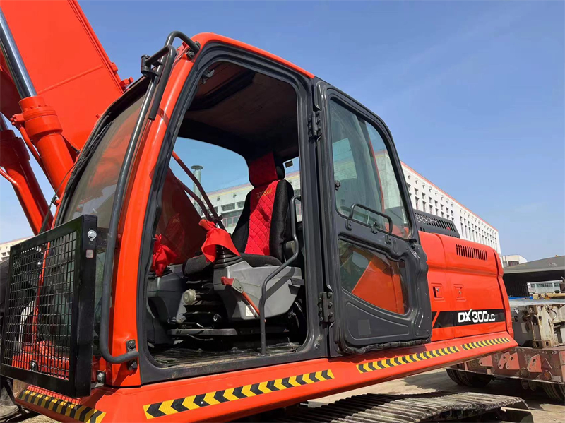 Doosan DX300LC-7 excavator