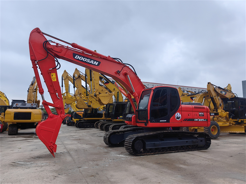 USED Excavator Doosan DX225LC 