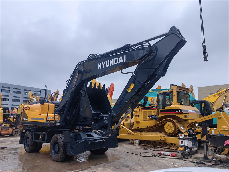 Used hyundai R210 wheel excavator