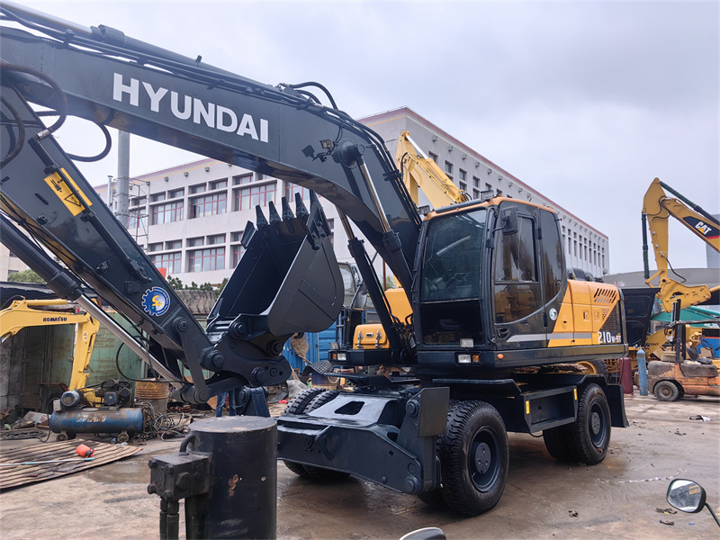 Used hyundai R210 wheel excavator