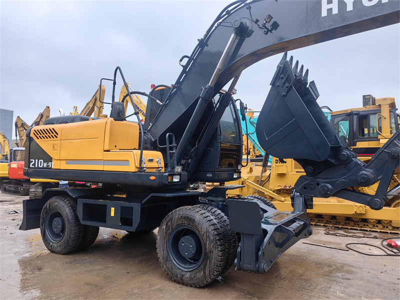 Used hyundai R210 wheel excavator