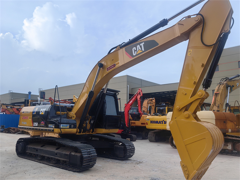 Caterpillar 325D Excavator