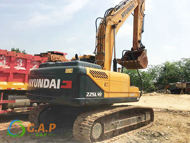Hyundai R225 Excavator